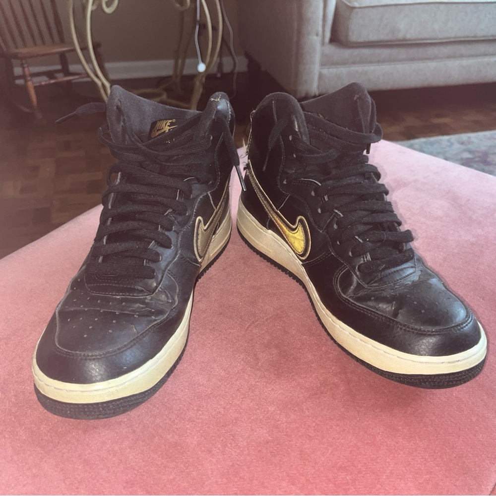 Nike Men's Sneakers in Black and Gold